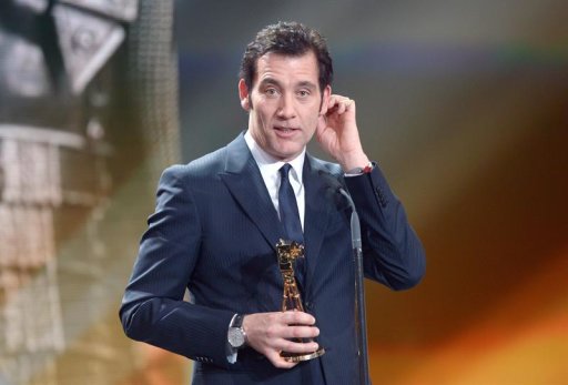 JAI00. Berlin (Germany), 02/02/2013.- Britsh actor Clive Owen speaks after receiving the trophy in the category 'Best Actor International' at the 48th Golden Camera award ceremony in Berlin, Germany, 02 February 2013. The awards honour outstanding achievements in television, film and entertainment. EFE/EPA/MAURIZIO GAMBARINI