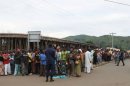 Unos refugiados congoleños esperan este miércoles en Gisenyi, en Ruanda, para regresar a Goma