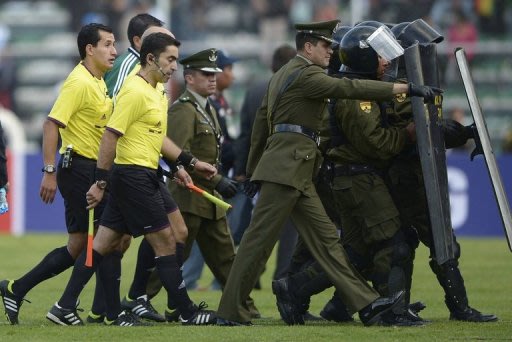 Un árbitro de fútbol asesinó de una puñalada a un jugador en un partido aficionado después que le reclamara una expulsión y en respuesta tres personas del público lo descuartizaron en el campo. (AFP/Archivo | juan mabromata)