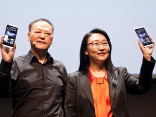 宏達電董事長王雪紅(右)與執行長周永明(左)宣布推出HTC Desire 816中階智慧機。(圖：宏達電提供)