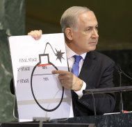 El primer ministro israelí Benjamin Netanyahu muestra una ilustración sobre los avances del programa nuclear iraní durante su discurso ante la Asamblea General de las Naciones Unidas, el jueves 27 de septiembre de 2012. (Foto AP/Seth Wenig)