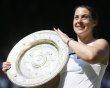 . Wimbledon (United Kingdom), 06/07/2013.- Marion Bartoli of France celebrates with the trophy after her victory over Sabine Lisicki of Germany in the women