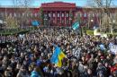 Unos manifestantes ondean banderas durante una protesta convocada ayer en Kiev. EFE