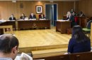 La cuidadora (de espaldas-d) de la guardería La Camelia de Vigo acusada de sedar al menos nueve bebés en marzo de 2010, hechos por los que se enfrenta a una posible pena de 14 años de cárcel, durante el juicio que ha comenzado hoy en la sección quinta de la Audiencia Provincial de Pontevedra. EFE