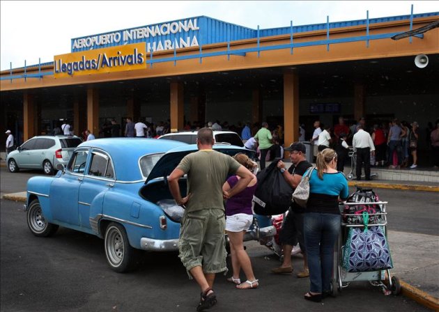 Un grupo de cubanoamericanos llega al aeropuerto José Martí de La Habana (Cuba). EFE/Archivo