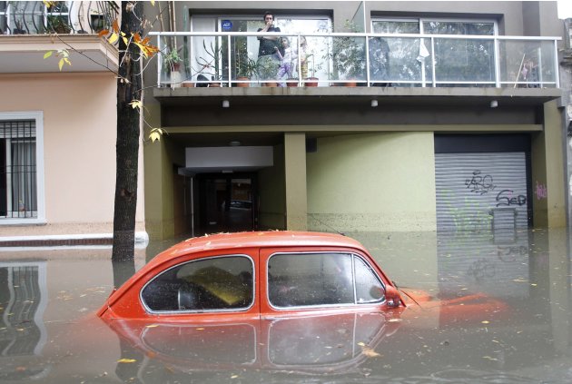 الأرجنتين ..امطار مفاجئة تتحول لفيضانات قتلت 46 شخصا على الأقل .. الخبر بالصور 2013-04-02T173253Z_594324753_GM1E943048Z01_RTRMADP_3_ARGENTINA