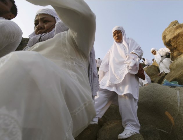 Muslim pilgrims climb down …