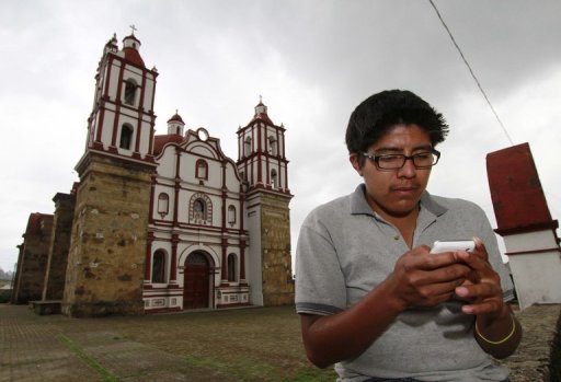 Homem usa telefone celular em Talea de Castro, estado de Oaxaca, México, 17 de agosto