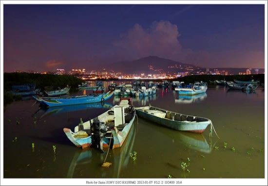 （RX100II 1／2秒、F4.5、ISO200，自動白平衡，風格設定Land風景，動態範圍最佳化自動，拍攝船隻在水面的漁港景色，拍攝時間不能過長以免造成模糊。）