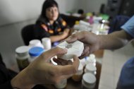 Ex-usuário de drogas recebe medicamentos antitrretrovirais em Jacarta, em julho de 2009