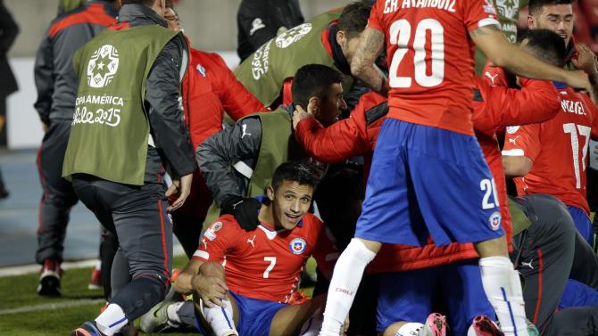 Chile&#39;s Alexis Sanchez , center, and teammates celebrate after scoring their first goal during a Copa America quarterfinal soccer match against Uruguay at the National Stadium in Santiago, Chile, Wednesday, June 24, 2015. Chile won 1-0. (AP Photo/Jorge Saenz)