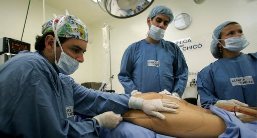 Una liposucción en una clínica de Bogotá en deptiembre de 2005