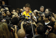El ala pivote español de los Lakers de Los Angeles Pau Gasol habla con la prensa en El Segundo, California, el domingo 11 de diciembre de 2011. (Foto AP/Alex Gallardo)
