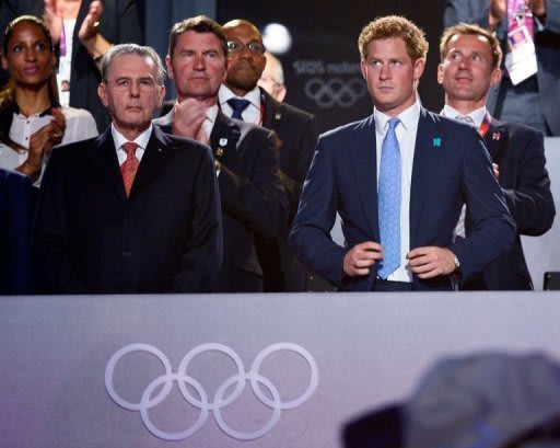 الامير هاري (يمين) لدى حضوره جفل اختتام اولمبياد لندن في 12 آب/اغسطس