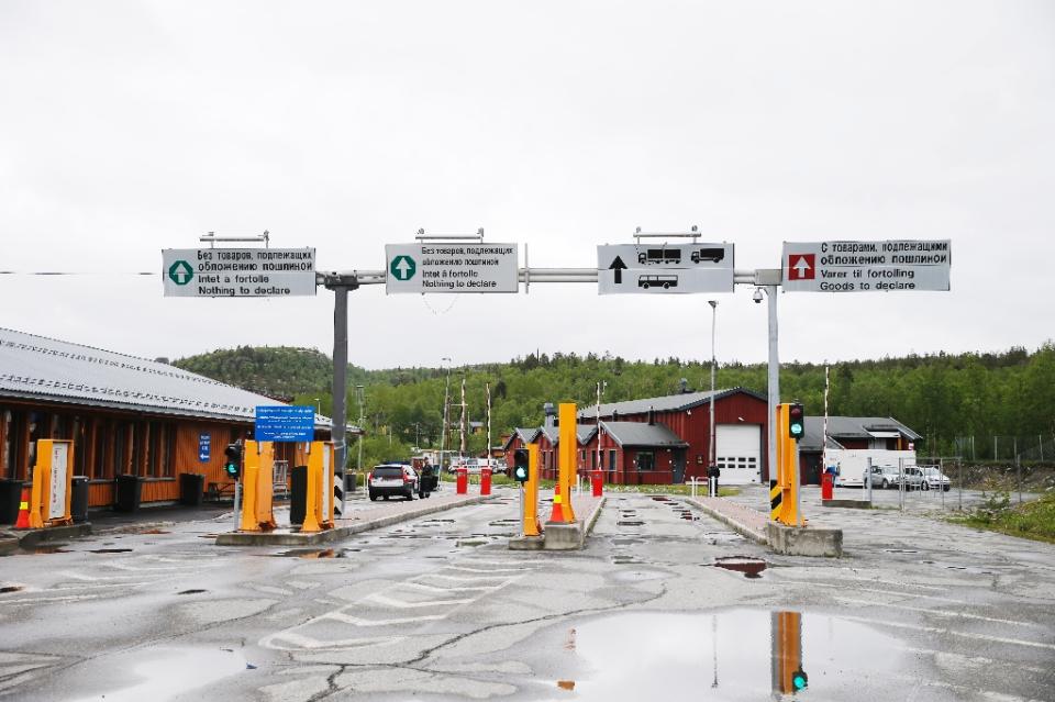 Fleeing war, Syrian refugees bike across Arctic border 2eb9179a340c95b6b124d05890c13a87a22bad25