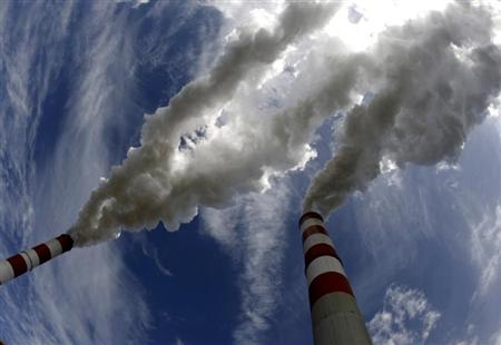 Chaminés emanam fumaça na maior termelétrica a carvão da Europa, na Polônia. Os volumes atmosféricos de gases do efeito estufa atingiram um novo recorde em 2012, informou a Organização Meteorológica Mundial (OMM) nesta quarta-feira. 7/05/2009 REUTERS/Peter Andrews/Files