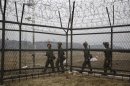 Soldati sudcoreani di pattuglia in prossimità della zona smilitarizzata