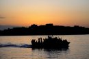 Una embarcación con inmigrantes tunecinos llega a la isla italiana de Lampedusa el 12 de abril del año 2011