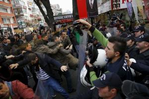 Police use tear-inducing agent against demonstrators &hellip;