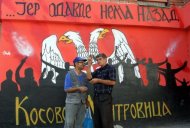 Un serbio de Kosovo Serbs habla frente a un muro con grafiti que dice "Desde aqui no hay marcha atrás", el 9 de setiembre de 2012, en la ciudad etnicamente dividida de Mitrovica, en Kosovo