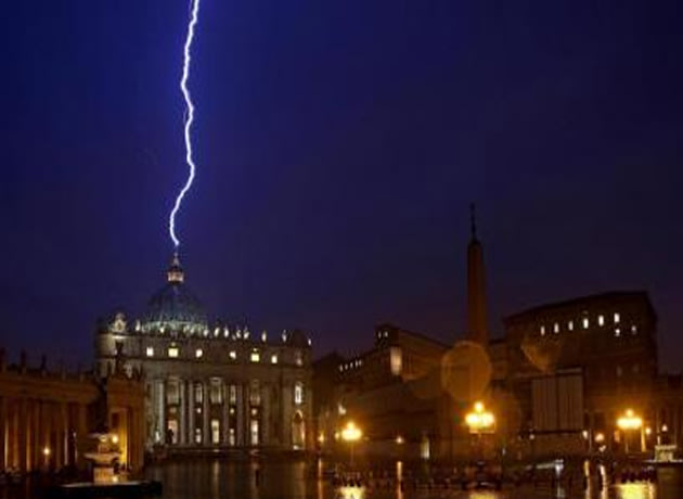 El rayo que cayó en San Pedro tras el anuncio del Papa da la vuelta al mundo