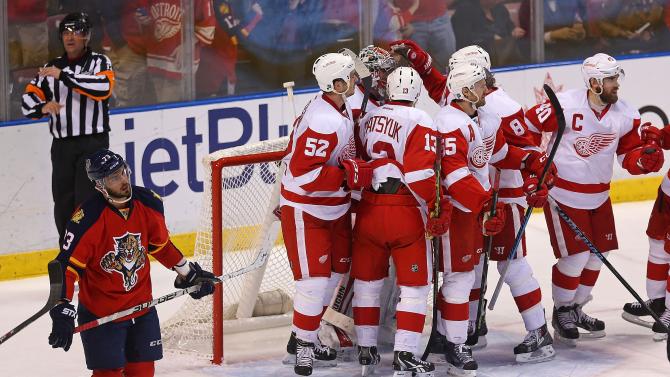 Red Wings claim 1st place in Atlantic with 5-4 win over Florida Detroit-red-wings-v-florida-20150128-032513-422