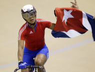 Lisandra Guerra, de Cuba, festeja tras ganar el oro en la velocidad individual del ciclismo de los Juegos Panamericanos en Guadalajara, México, el martes 18 de octubre de 2011. (Foto AP/Jorge Sáenz)