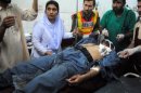 Un herido recibe atención en un hospital de Peshawar, este viernes tras el atentado en esa ciudad paquistaní