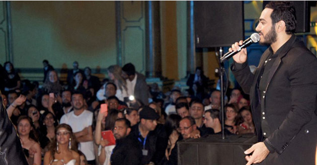 تامر حسني يستقبل العام الجديد مع معجباته في الأردن 737353-504492242924544-1282565118-o-jpg_082402