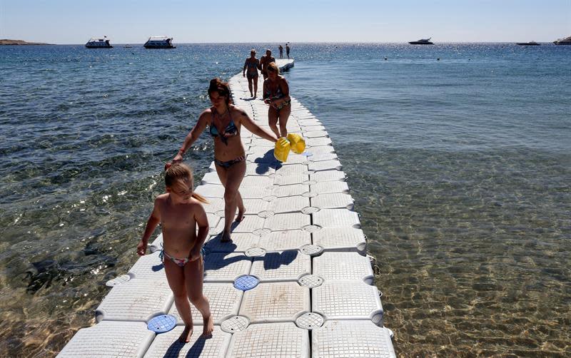 KEF03. Sharm Elsheikh (Egypt), 15/03/2015.- Tourists walks on a jetty at the beach of the Red Sea resort of Sharm El-Sheikh, Egypt, 15 March 2015. The country&#39;s tourism industry was badly hit after the 25 January 2011 uprising that saw the departure of former President Hosni Mubarak. (Egipto) EFE/EPA/KHALED ELFIQI