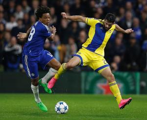 Chelsea&#39;s French striker Loic Remy (L) vies against&nbsp;&hellip;