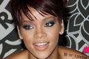 Rihanna, tatuată cu dalta şi ciocanul! Vezi în ce VIDEO ŞOCANT apare artista! Strânge din dinţi şi e disperată! Iată ce şi-a făcut