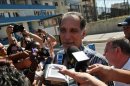 René González (c), uno de los cinco cubanos condenados en Estados Unidos por espionaje, y actualmente en libertad supervisada, habla ante la prensa a su salida este lunes 6 de mayo de 2013, de la Sección de Intereses de Estados Unidos en La Habana (Cuba). EFE
