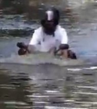 Un Thaïlandais conduit sa moto immergée dans l'eau !