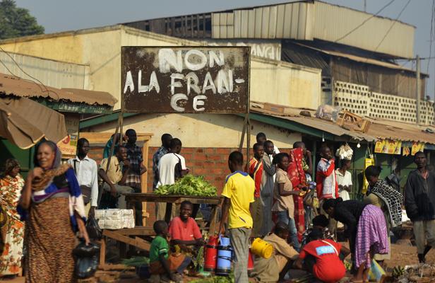Une pancarte opposée à l'opération Sangaris dans le quartier musulman de Bangui, en Centrafrique, le 3 janvier 2014., AFP PHOTO/MIGUEL MEDINA