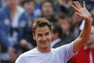 Switzerland's Roger Federer greets spectators after defeating India's Somdev Devvarman in their second round match of the French Open tennis tournament, at Roland Garros stadium in Paris, Wednesday, May 29, 2013. Federer won in three sets 6-2, 6-1, 6-1. (AP Photo/Petr David Josek)