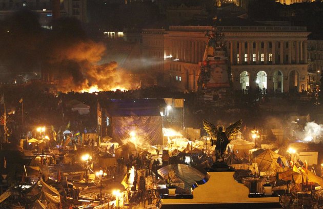 Smoke rises above burning barricades at Independence Square during anti-government protests in Kiev February 20, 2014. Ukrainian President Viktor Yanukovich said he had reached agreement with opposition leaders on a "truce" to halt fighting that has killed 26 people, even as the United States stepped up pressure by imposing travel bans on 20 senior Ukrainian officials. REUTERS/David Mdzinarishvili (UKRAINE - Tags: POLITICS CIVIL UNREST TPX IMAGES OF THE DAY)