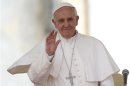 Papa Bergoglio saluta i fedeli in piazza San Pietro