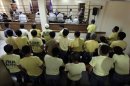 Imagen de archivo de los sospechosos filipinos (vestidos de color amarillo) durante la vista por el caso de la masacre de Maguindanao, en la prisión de máxima seguridad de Taguig, al sur de Manila. EFE/Archivo