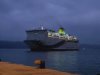 Ώρες αγωνίες: Μάχη για να δέσει το πλοίο στο λιμάνι της Σούδας