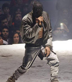 Kanye West : son pantalon craque, dévoilant ses sous-vêtements en plein concert à Seattle