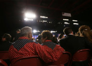Joe y Lilly Nunez, de Colorado, momentos antes del primer debate entre el presidente Barck Obama y el candidato presidencial republicano Mitt Romney, en la Universidad de Denver, el miércoles 3 de octubre de 2012. (Foto AP/David Goldman)