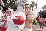 第10屆台灣同志大遊行登場，參與同志以五顏六色的裝扮表現自我
