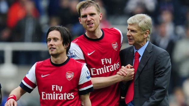 Manager Arsene Wenger of Arsenal celebrates at the final whistle with Tomas Rosicky (L) and Per Mertesacker (C) (Getty Images)