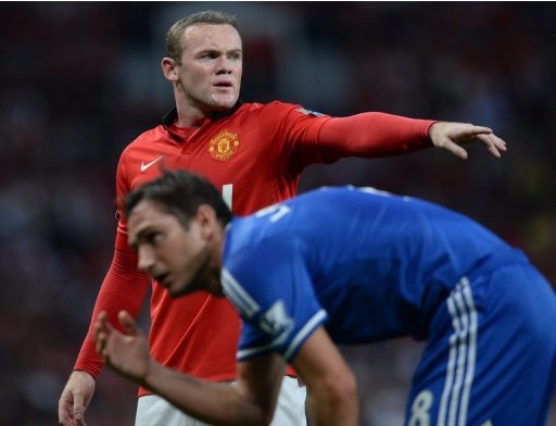 Manchester United's Wayne Rooney (L) walks past Chelsea's Frank Lampard at Old Trafford on August 26, 2013