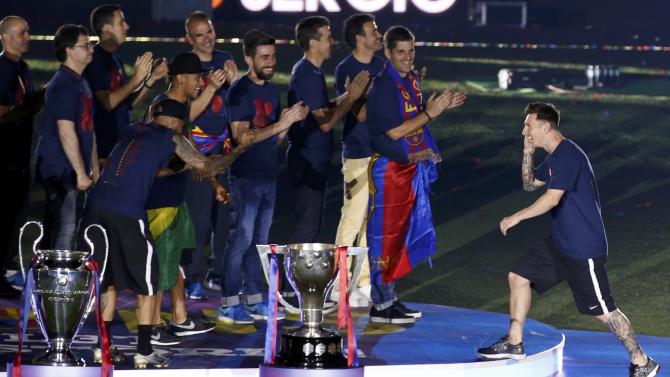 Barcelona&#39;s Messi arrives at the stage along with team mates and staff members during celebration parade in Barcelona