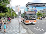 台北、新北兩市合作的「跨市快速公車」最快今年底推出第二波路線，交通學者表示，基隆、桃園通勤北市的人口也很多，建議增加基隆、桃園兩市的載客點。