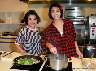 莎莎與媽媽聯手做色香味俱全的什錦炒麵。（記者朱家彥／攝影）
