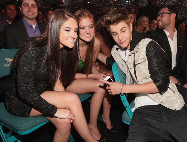 Justin Biebers Billboard Date Tweets She Cant Stop Smiling