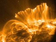 遠在外太空的太陽，正進行一場人類難以想像的巨大轉變，2013年剛好到達太陽磁場每11年反轉一次的週期，將在宇宙掀起一陣波瀾，撼動整個太陽系的磁場，恐間接導致氣候異常。史丹佛大學威考太陽觀測站每年都監測、記錄太陽物理運動產生的變化，但今年居然驚人地發現，出現太陽南半球磁力轉換慢半拍，導致目前太陽正處於有兩個南極的現象，十分罕見。<br /><br />
